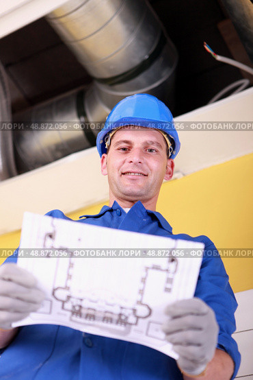 Engineer with a heating plan. Стоковое фото, агентство Ingram Publishing / Фотобанк Лори