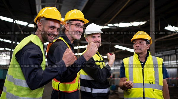 Engineers and technicians must join forces when they want to accomplish big tasks. Uniting together to help each other make great things happen. Стоковое фото, агентство Ingram Publishing / Фотобанк Лори