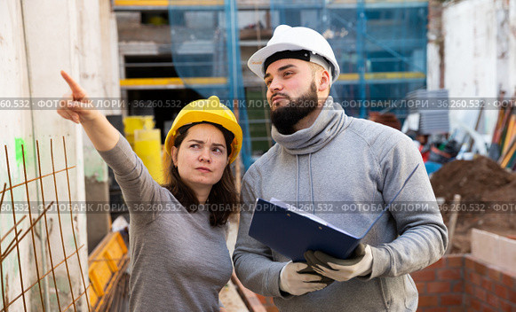 Engineers discussing blueprint at construction site. Стоковое фото, фотограф Яков Филимонов / Фотобанк Лори