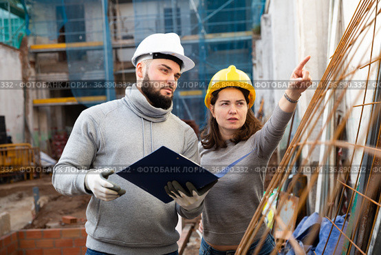 Engineers inspecting process of building overhaul. Стоковое фото, фотограф Яков Филимонов / Фотобанк Лори