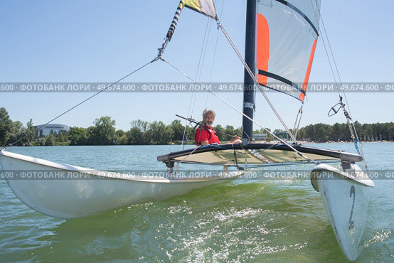 enjoying extreme sailing with racing sailboat. Стоковое фото, агентство Ingram Publishing / Фотобанк Лори