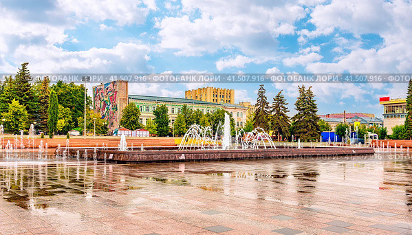 Entertainment area with fountains in Kukushka Square in the city of Penza (2022 год). Редакционное фото, фотограф Владимир Ушаров / Фотобанк Лори