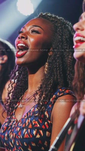 Enthusiastic singer performing with passion on stage. Стоковое AI-видео, аниматор Юрий Поздников / Фотобанк Лори