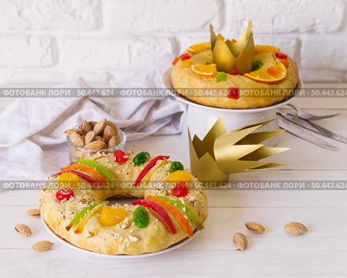 epiphany day desserts with paper crowns almonds. Стоковое фото, агентство Ingram Publishing / Фотобанк Лори