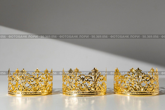 epiphany day gold crowns. Стоковое фото, агентство Ingram Publishing / Фотобанк Лори