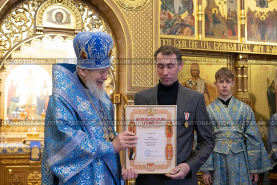Епископ Балашихинский и Орехово-Зуевский  Николай награждает грамотой в Троицком храме г. Реутов (2024 год). Редакционное фото, фотограф Дмитрий Неумоин / Фотобанк Лори