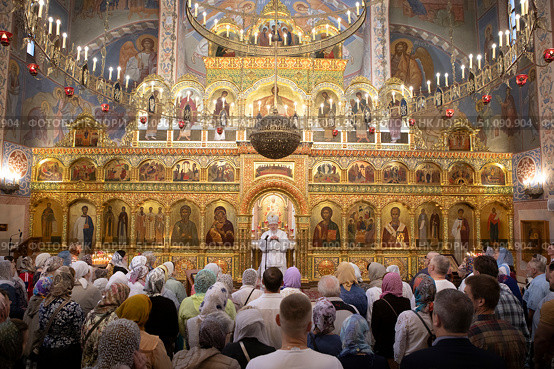 Епископ Балашихинский и Орехово-Зуевский Николай произносит речь в Троицком соборе города Реутов. Редакционное фото, фотограф Дмитрий Неумоин / Фотобанк Лори