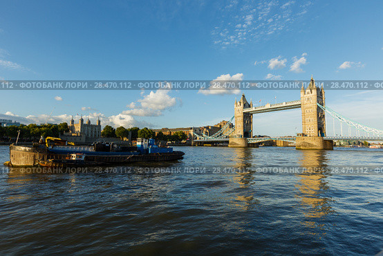 Establishing Shot London Iconic Landmark Tower Bridge. river transport (2017 год). Редакционное фото, фотограф Ирина Мойсеева / Фотобанк Лори