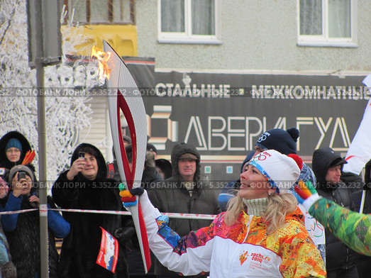 Эстафета Олимпийского огня (2013 год). Редакционное фото, фотограф Андрей Пешков / Фотобанк Лори