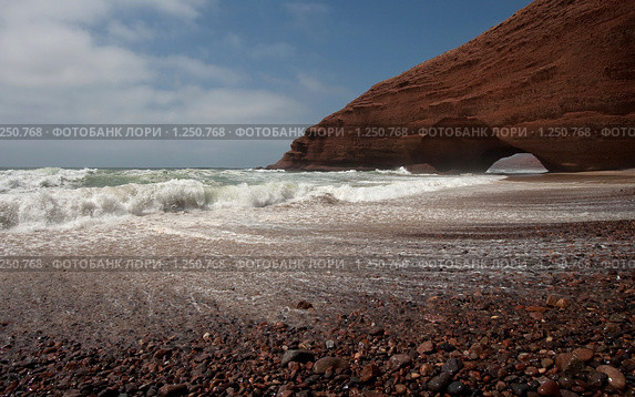 Естественная арка на пляже Легзира, Марокко (2009 год). Стоковое фото, фотограф Ярослава Синицына / Фотобанк Лори