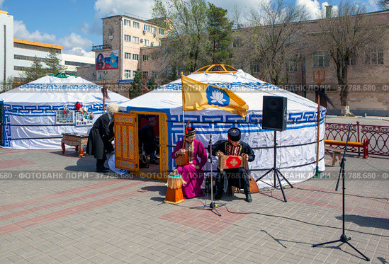 Этнографическая музыкальная программа у кибиток на калмыцкой домбре и гармошке на площади Ленина во время фестиваля Тюльпанов. Элиста. Республика Калмыкия. Россия (2022 год). Редакционное фото, фотограф Сергей Афанасьев / Фотобанк Лори