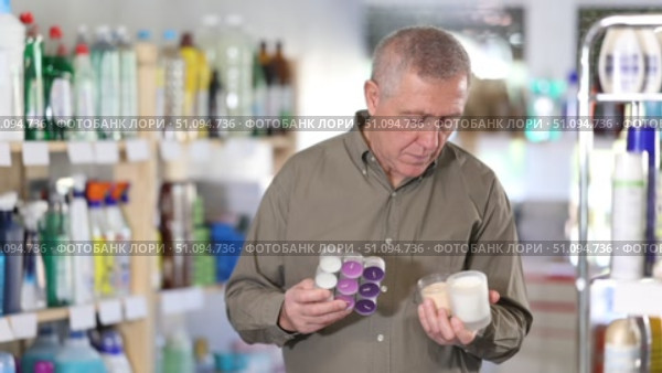 European chooses with interest scented candles made of paraffin and soy wax in the household section of a supermarket. Стоковое видео, видеограф Яков Филимонов / Фотобанк Лори