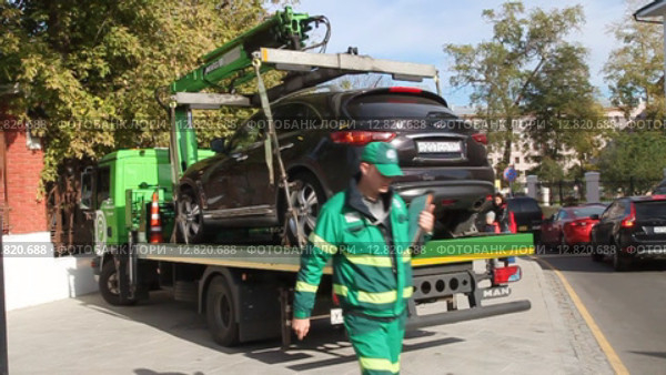 Эвакуатор начинает движение с загруженным автомобилем. Москва (2015 год). Редакционное видео, видеограф Сергей Соболев / Фотобанк Лори