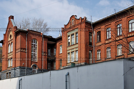 Евангелическая больница. Москва, переулок Обуха, 5 (Воронцово Поле, 14). Строение 1. Вид со стороны переулка Обуха (2023 год). Стоковое фото, фотограф Илюхина Наталья / Фотобанк Лори