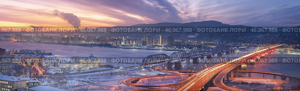Evening panorama of Krasnoyarsk. Nikolaevsky 4th bridge and railway bridge over the Yenisei River at dawn. A Beautiful Scenic Panoramic View of a Vibrant City at Sunset Over a Peaceful River. Стоковое фото, фотограф Владимир Разгуляев / Фотобанк Лори