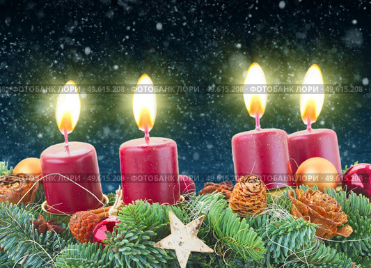 Evergreen fir tree advent garland with burning candles on white background with snow. advent wreath with burning candles . Стоковое фото, агентство Ingram Publishing / Фотобанк Лори