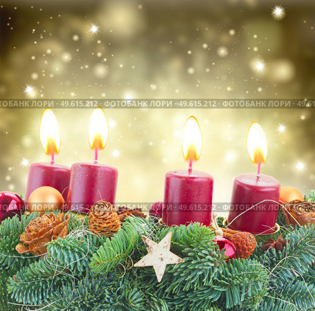 Evergreen fir tree advent garland with burning candles on golden background with sparkles. advent wreath with burning candles . Стоковое фото, агентство Ingram Publishing / Фотобанк Лори