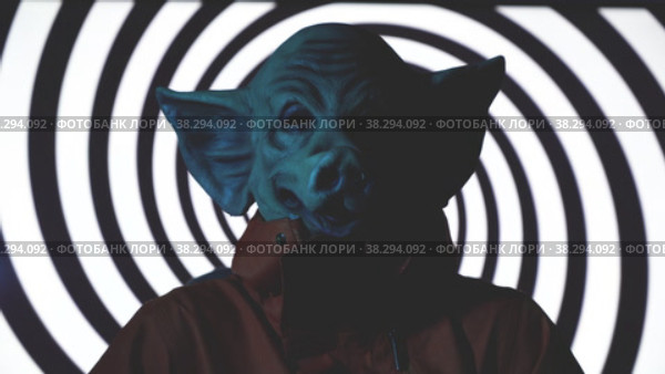Evil man with killer pig mask sitting on chair with psychedelic spiral background. Стоковое видео, видеограф Mihail Mihaylov / Фотобанк Лори