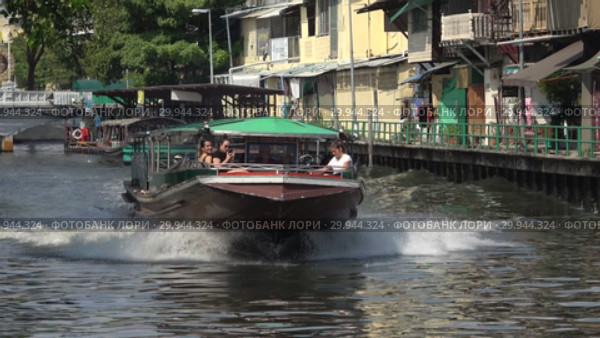 Европейские туристки на лодке на клонге Mahanak canal солнечным днем. Бангкок, Таиланд (2018 год). Редакционное видео, видеограф Виктор Карасев / Фотобанк Лори