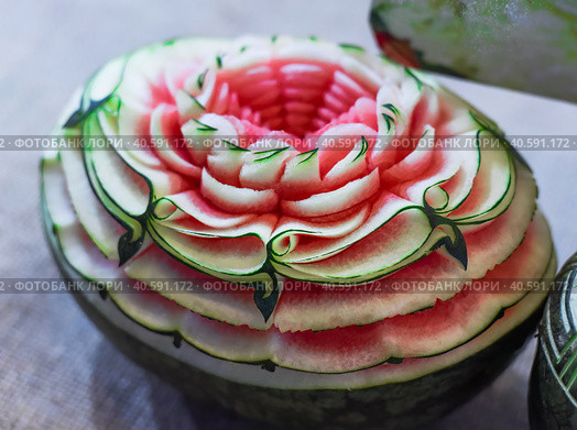 example of watermelon carving with patterns as flower petals. Стоковое фото, фотограф Татьяна Терехина / Фотобанк Лори
