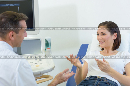 exchange between radiologist and patient. Стоковое фото, агентство Ingram Publishing / Фотобанк Лори
