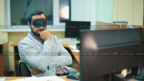 Executive with blindfold sleeping at work. Стоковое видео, видеограф Илья Шаматура / Фотобанк Лори