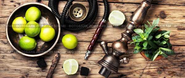 exotic nargile with lime. Arabic hookah with a tobacco flavor of a mixture of lime and peppermint. Стоковое фото, агентство Ingram Publishing / Фотобанк Лори