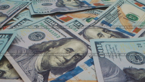 Exploring the intersection of cryptocurrency and cash in contemporary finance. Стоковое видео, видеограф Сергей Толмачёв / Фотобанк Лори