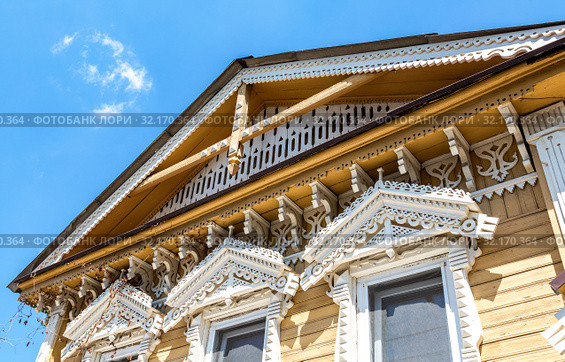 Facade of an old house decorated with wooden carvings. Стоковое фото, фотограф FotograFF / Фотобанк Лори