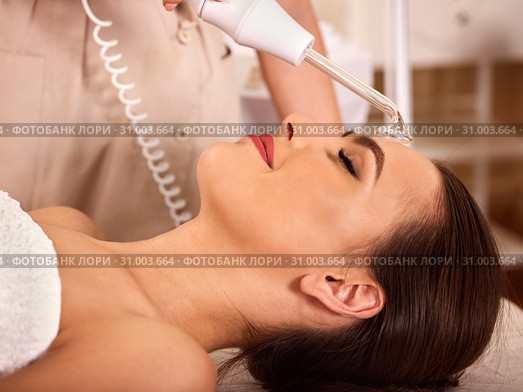 Facial treatment procedures darsenval. Стоковое фото, фотограф Gennadiy Poznyakov / Фотобанк Лори