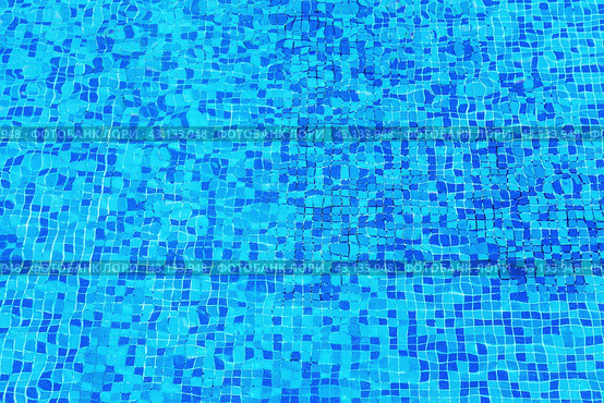 Фактура воды в бассейне с сине-голубым дном.  blue clear water of swimming pool with mosaic bottom. Стоковое фото, фотограф Лариса Гордеева / Фотобанк Лори