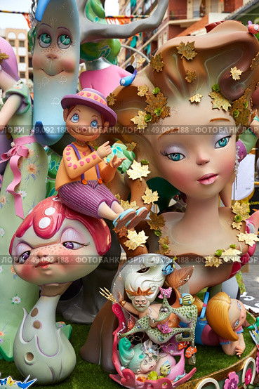 Fallas fest popular figures will burn in March 19 th night yearly. Стоковое фото, агентство Ingram Publishing / Фотобанк Лори