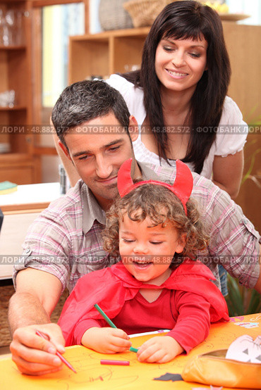 Family at Hallowe&rsquo;en. Стоковое фото, агентство Ingram Publishing / Фотобанк Лори