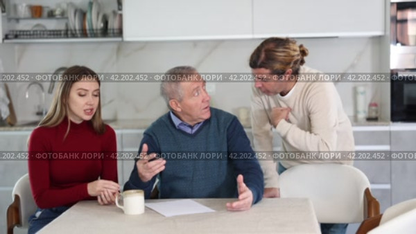 Family members giving advice to old man and discussing inheritance. Family members discussing inheritance. Стоковое видео, видеограф Яков Филимонов / Фотобанк Лори