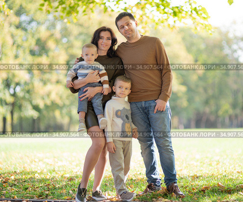 Family with two children. Стоковое фото, фотограф Типляшина Евгения / Фотобанк Лори