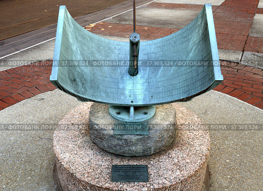 Famous Camp Columbia Sundial, dedicated to memory of Dean Wesley J. Hennessy. ​Columbia University in New York City (2021 год). Редакционное фото, фотограф Валерия Попова / Фотобанк Лори