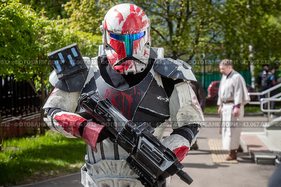 Фанат в костюме героя из саги Звездные войны (Star Wars) во время празднования Дня Star Wars 4 мая в городе Москве, Россия (2024 год). Редакционное фото, фотограф Николай Винокуров / Фотобанк Лори