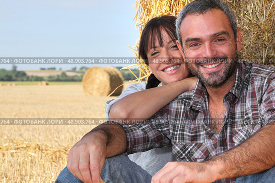 Farming couple sat by hay. Стоковое фото, агентство Ingram Publishing / Фотобанк Лори