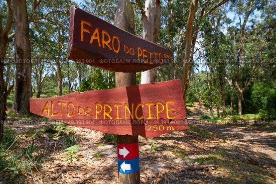 Faro Peito road sign to Lighthouse in Islas Cies islands of Vigo Spain. Стоковое фото, агентство Ingram Publishing / Фотобанк Лори