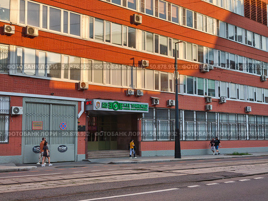 Фасад Московского тормозного завода "Трансмаш" в Москве. Редакционное фото, фотограф Мария Сергеева / Фотобанк Лори