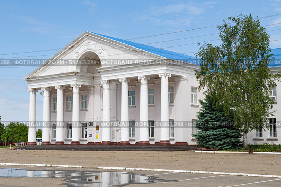 Фасад сельского Дома культуры майским днем. Станица Дондуковская, Республика Адыгея (2024 год). Стоковое фото, фотограф Виктор Карасев / Фотобанк Лори