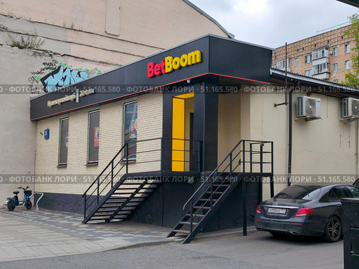Фасад здания букмекерской конторы BetBoom. Редакционное фото, фотограф Мария Сергеева / Фотобанк Лори