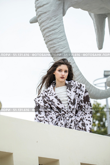 Fashion portrait of a young brunette. Stylish jacket - black and white spotted cow. Стоковое фото, фотограф Андрей Аркуша / Фотобанк Лори