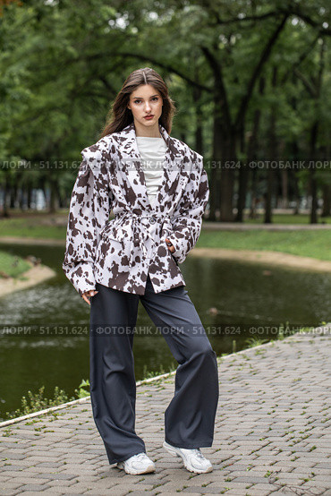 Fashion portrait of a young brunette. Stylish jacket - black and white spotted cow. Стоковое фото, фотограф Андрей Аркуша / Фотобанк Лори