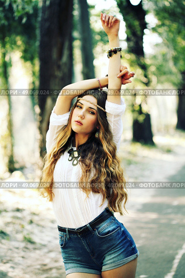Fashion portrait of beautiful hippie young woman wearing boho chic clothes and summer hat outdoors. Soft warm vintage color tone. Artsy bohemian style. Стоковое фото, агентство Ingram Publishing / Фотобанк Лори