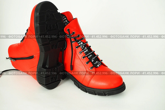 Fashionable women's shoes are red., insulated on a white background. Модные женские туфли красного цвета., утепленные на белом фоне. Стоковое фото, фотограф Egor Sarantstv / Фотобанк Лори