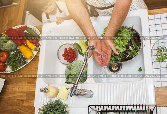Father with son washes vegetables before eating. Стоковое фото, фотограф Кирилл Греков / Фотобанк Лори