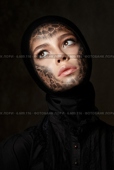 Фейс-арт на лице красивой молодой девушки на темном фоне. Стоковое фото, фотограф Людмила Дутко / Фотобанк Лори