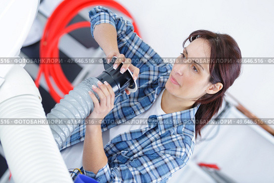 female air ventilation installer assembling the device. Стоковое фото, агентство Ingram Publishing / Фотобанк Лори