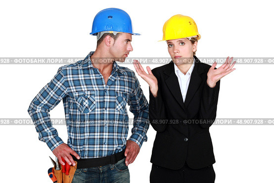female architect being assertive with craftsman. Стоковое фото, агентство Ingram Publishing / Фотобанк Лори